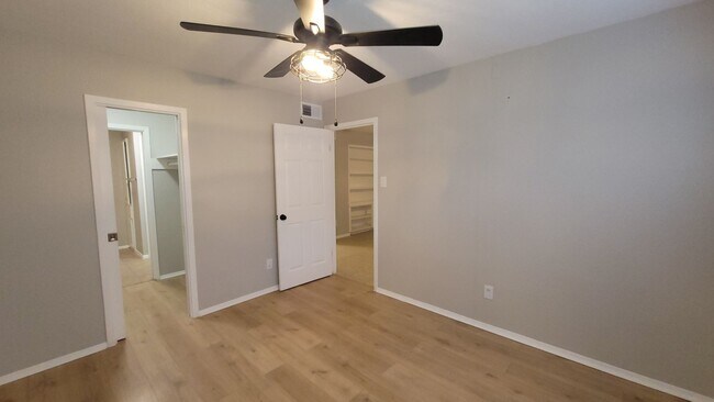 Building Photo - MOVE IN SPECIAL $500 OFF FIRST MONTH RENT-Lovely 2 bedroom apartment in Balcones Heights