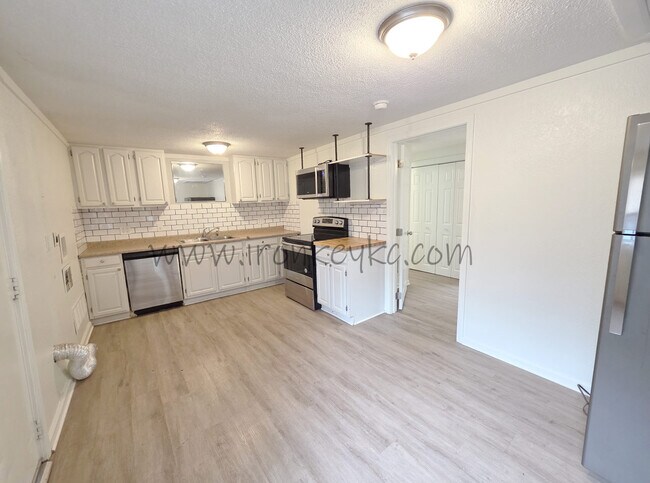 Building Photo - 8807 E 49th St