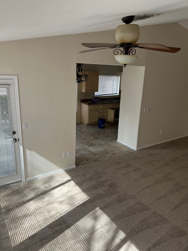 Building Photo - Move in Quick! 2 Bedroom Townhome in Sun C...