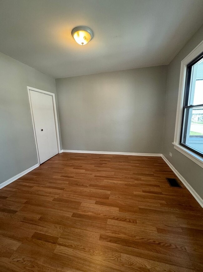 Building Photo - 2 Bedroom 1 Bathroom House in Calumet City...