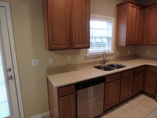 Building Photo - 121 Hampton Lake Dr