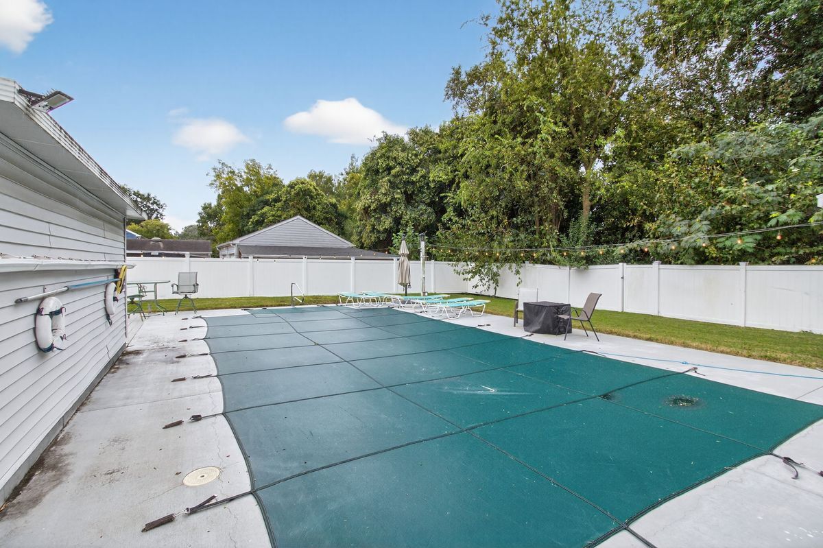 Building Photo - 837 Romney Ln