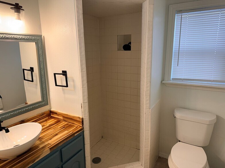 Building Photo - 2501 Redbud Ave