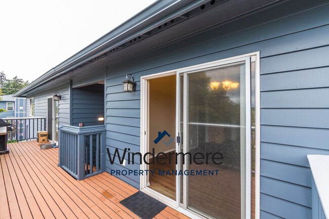 Building Photo - 2 Bed + Den/Office  2 Bath Condo W/S/G Inc...