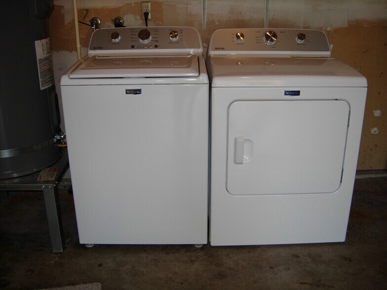 Washer and dryer in garage - 2133 NW Mulholland Blvd