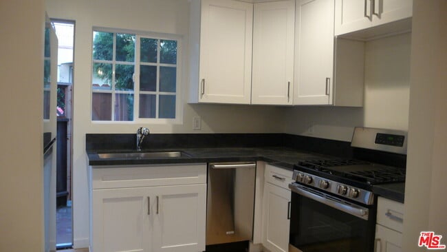 Building Photo - 252 Hampton Dr