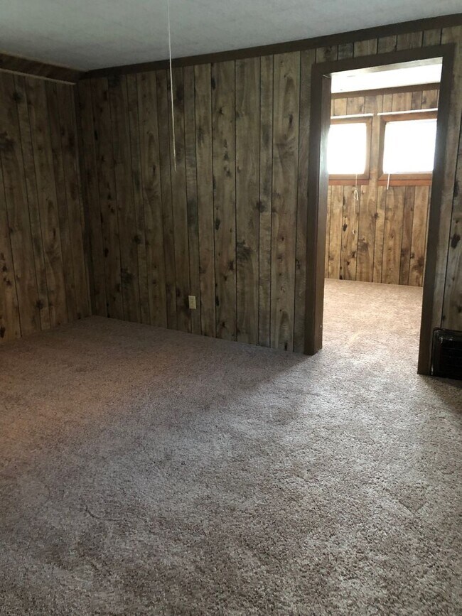 Building Photo - 2 bedroom home