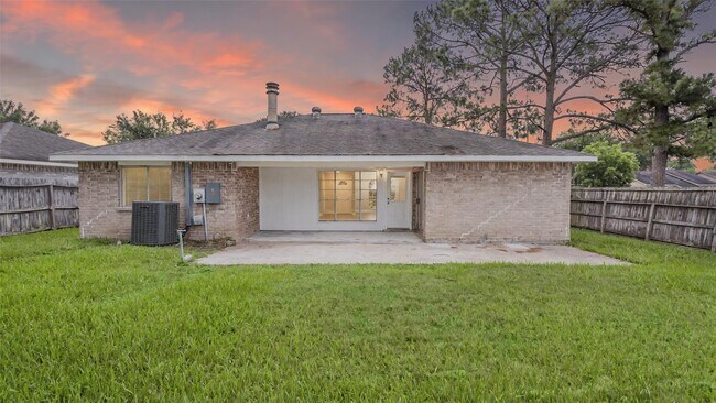 Building Photo - 10622 Highland Woods Dr