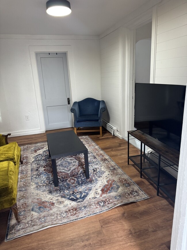 Building Photo - 1015 Pine Ave