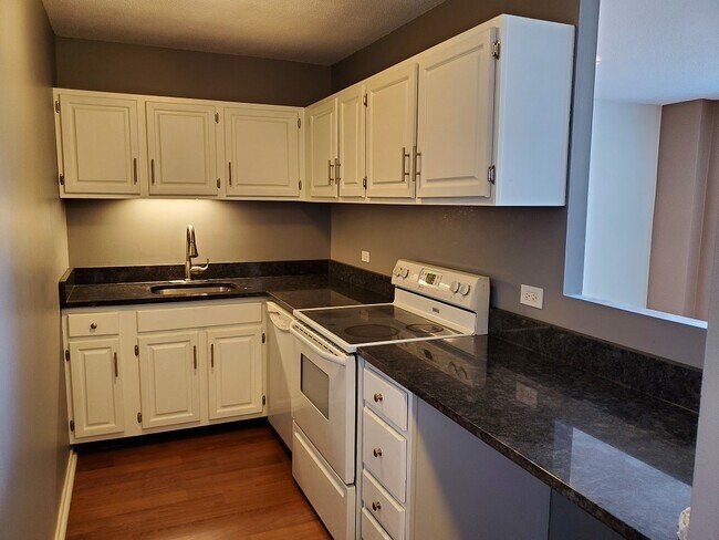 Building Photo - 899 S Plymouth Ct