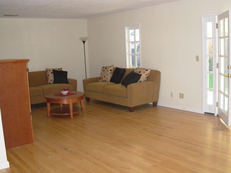 Building Photo - 8762 Kurts Ct