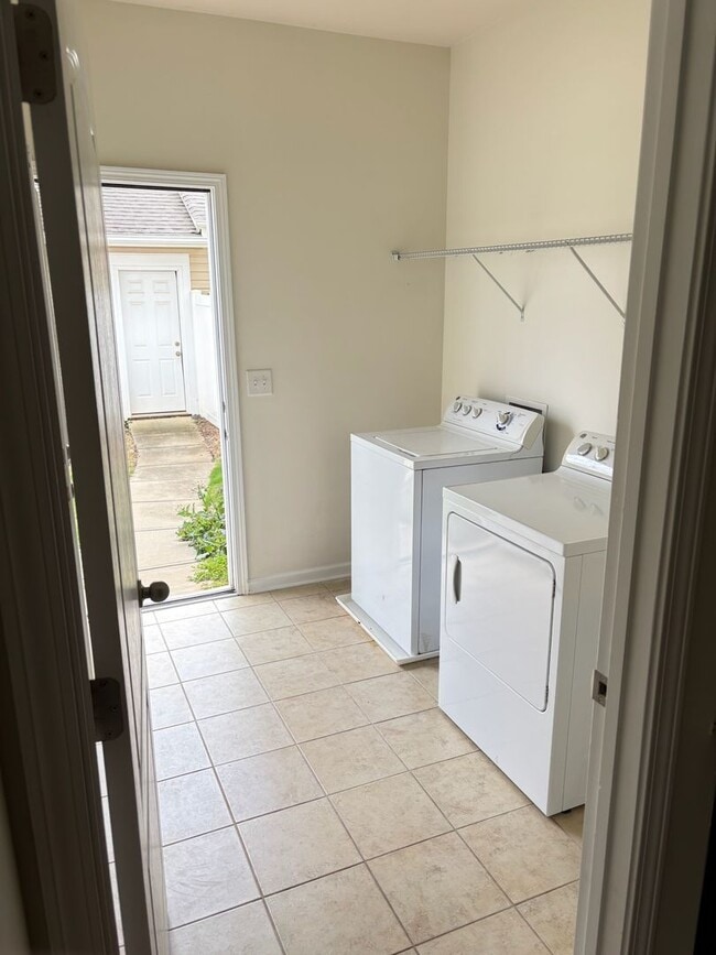 Building Photo - Renovated 3Bd, 2.5Ba End Unit Lake Norman Townhome with Fenced-in Yard and 1 Car Garage Coming Soon