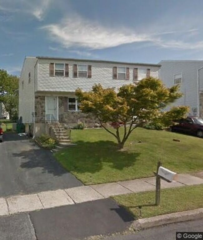 Building Photo - Cute 3BD/1.5BA Twin in Pottsgrove SD!