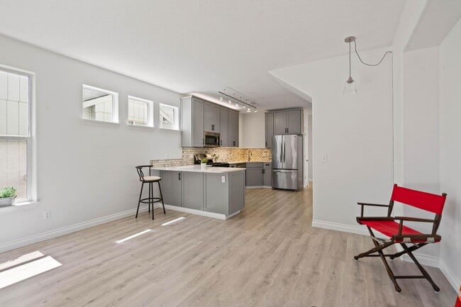 Building Photo - Lovely 3-bdrm/2-bath thin house in Portsmouth. Fenced backyard w/ deck, 1-car garage