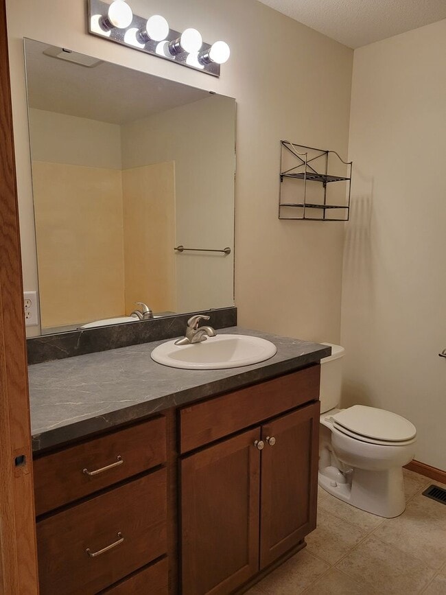 Building Photo - 2 Level Townhouse