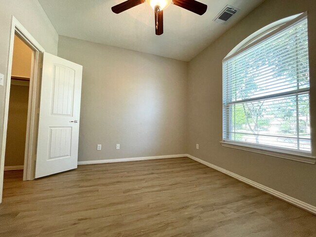 Building Photo - 11 Silver Arrow Court