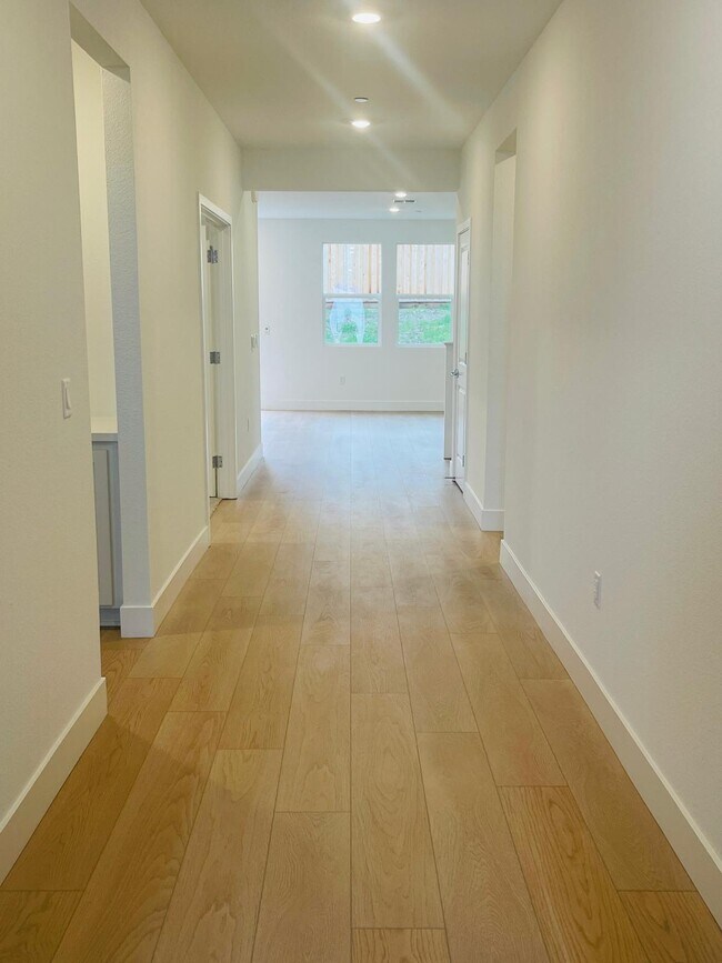 Building Photo - 2710 Old Larks Ln