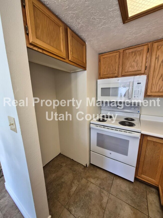Building Photo - Orem Townhome New Flooring Finished soon
