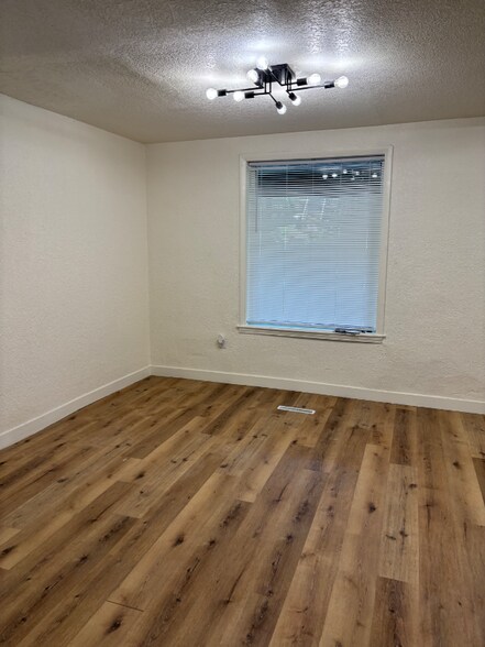 Building Photo - 527 Cypress Ave