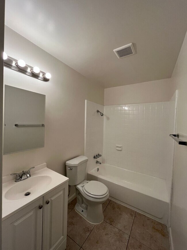 Building Photo - Lovely 3 Bedroom 1.5 Bath Condo