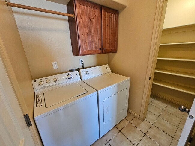 Building Photo - Cozy, Affordable Condo