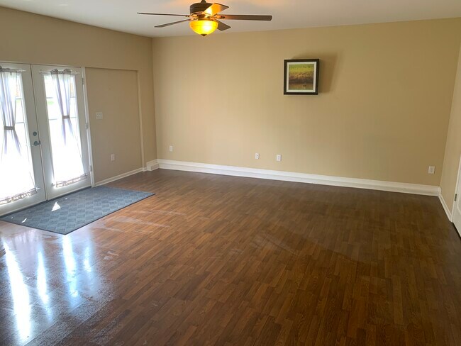 Building Photo - 227 St Albans Dr