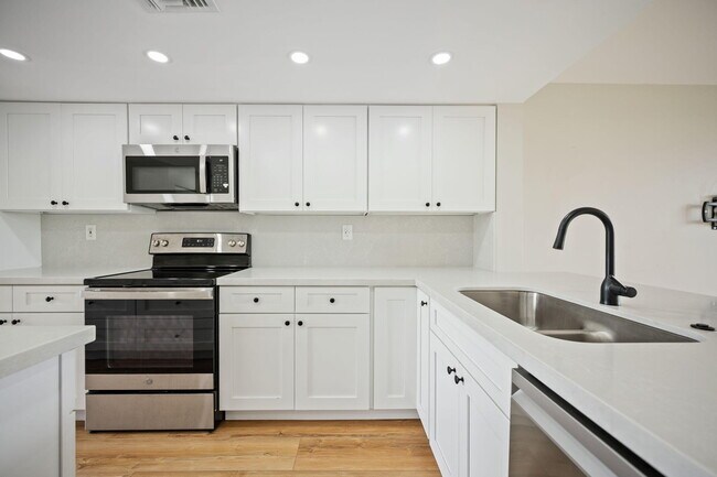 Building Photo - 2800 SW 87th Ave