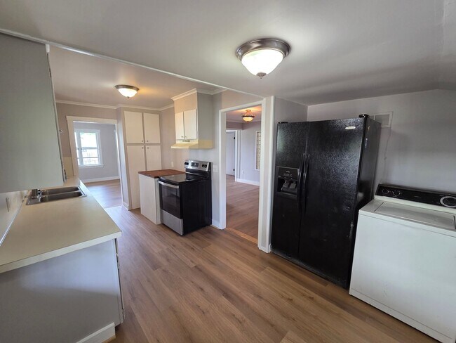 Building Photo - Sweet Home on Spring Street! 2 Bed, 1 Bath w/ Fenced Yard & Carport!