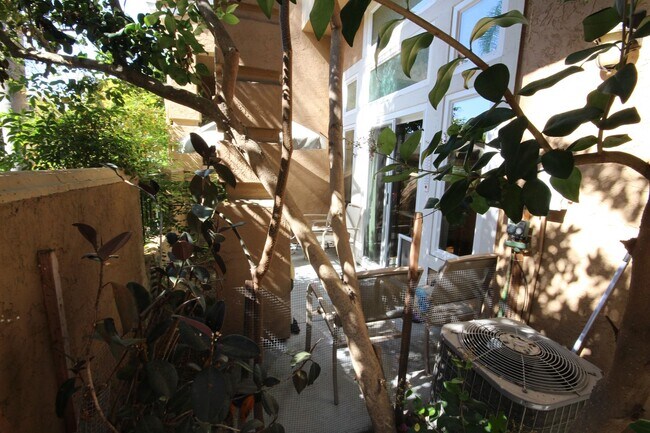 Building Photo - Furnished 3 Bedroom UTC/La Jolla Townhome