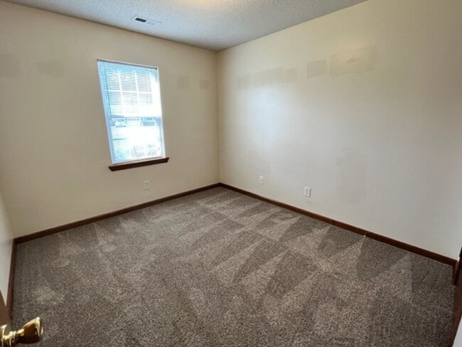 Building Photo - Three Bedroom in WILLOW RUN!