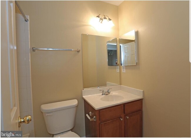 Full Bath - Upstairs - 639 Possum Trot Way