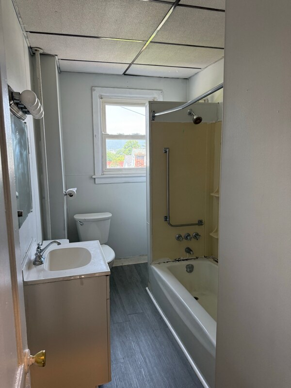 Building Photo - 1365 Capouse Ave