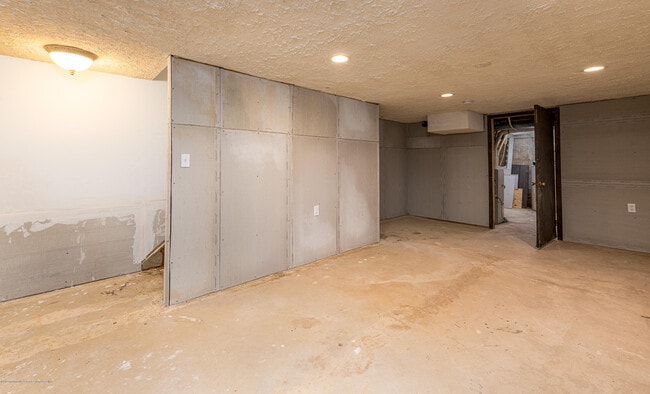 Building Photo - 140 Primrose Ln