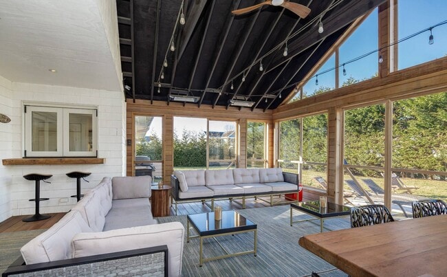 Building Photo - 89 Pantigo Rd