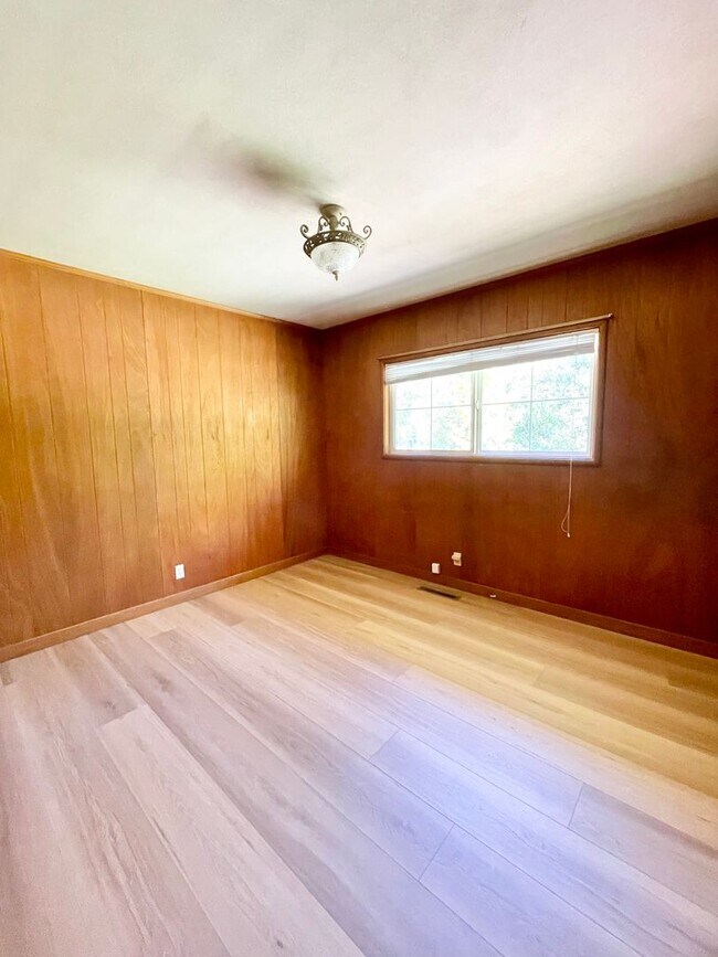 Building Photo - $3,900/month – Rare Country Feel on an Expansive Lot in One of Santa Rosa's Desirable Neighborhoods!