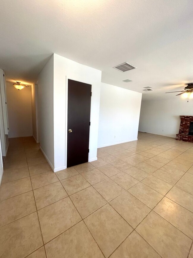 Building Photo - Spacious 3 Bedroom 2 Bathroom Home with Solar