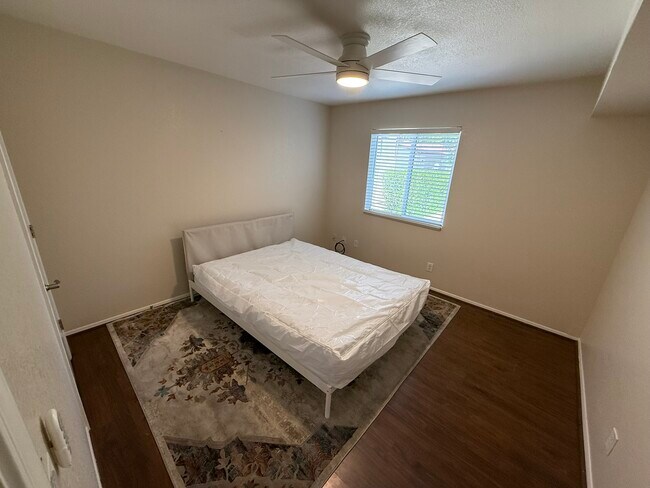 Building Photo - 1231 E Bluebell Ln