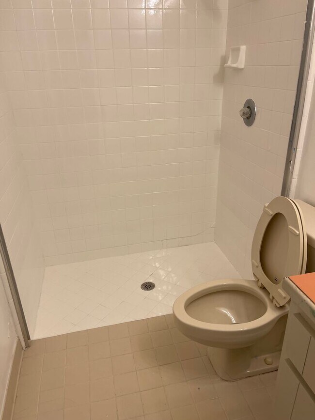 Building Photo - Spacious 2/2 with 2 Car Garage and W/D Hoo...