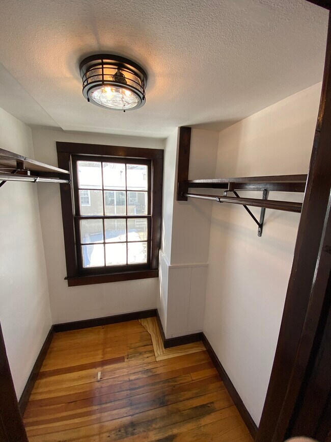 Building Photo - 54 Bridge St