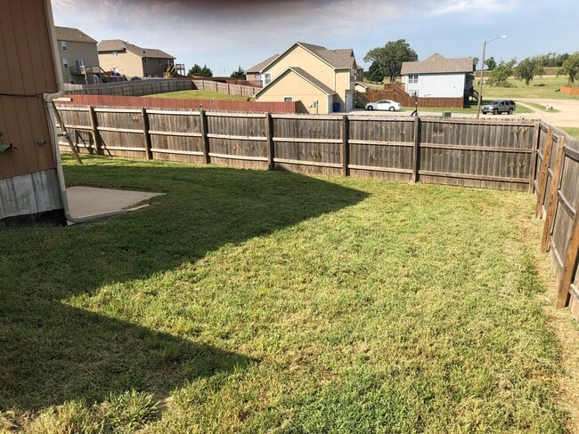 Building Photo - SPACIOUS SINGLE FAMILY IN GREAT LOCATION