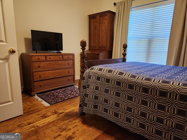 Building Photo - 1015 Holly Dr