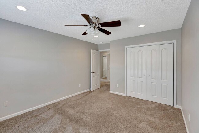 Building Photo - Lakes of Summerville