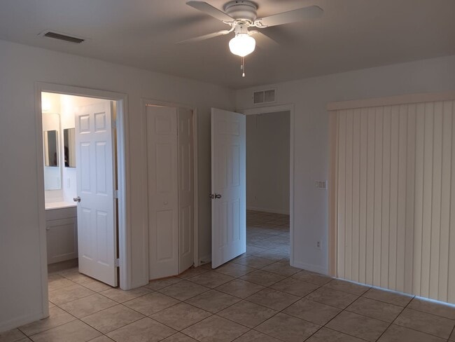 Building Photo - 3 BED 2 BATH DUPLEX FOR RENT