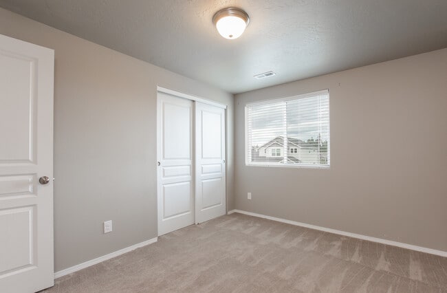 Building Photo - Beautiful 4 Bedroom 2.5 Bath River Run Home