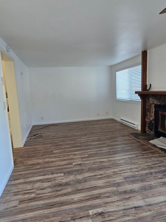 Building Photo - 1290 Redwood Cir