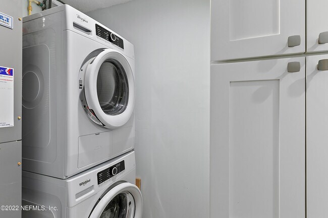 Building Photo - 649 Summer Pl