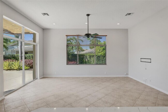 Building Photo - 2553 Jardin Manor