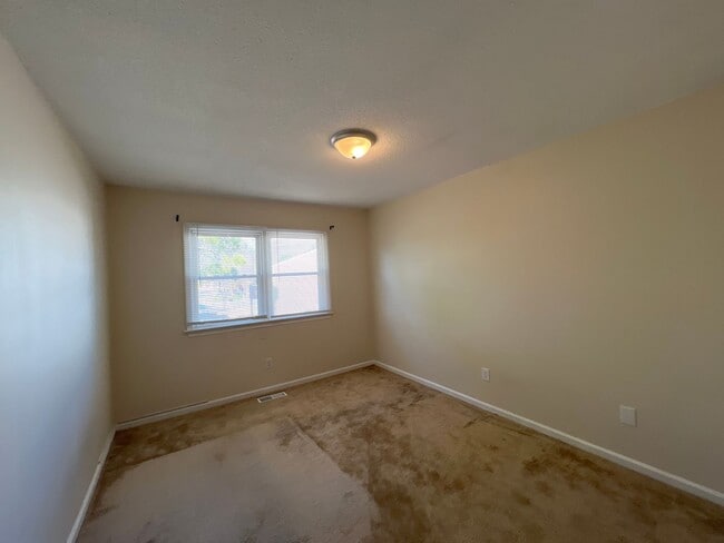 Building Photo - Spacious HOLLAND MEADOWS townhome