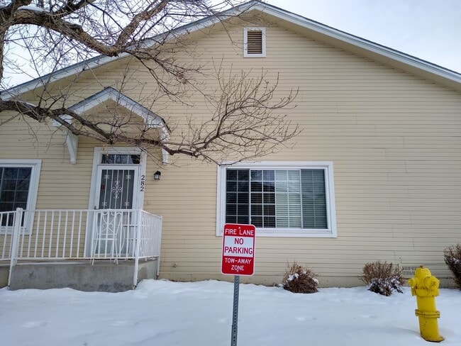 Building Photo - Super 2 Bedroom 2 Bath Townhome with 2 Car Garage Near Aurora Hills Golf Course