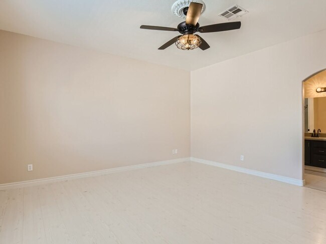 Building Photo - AMAZING COMPLETELY REMODELED CONDO IN NW